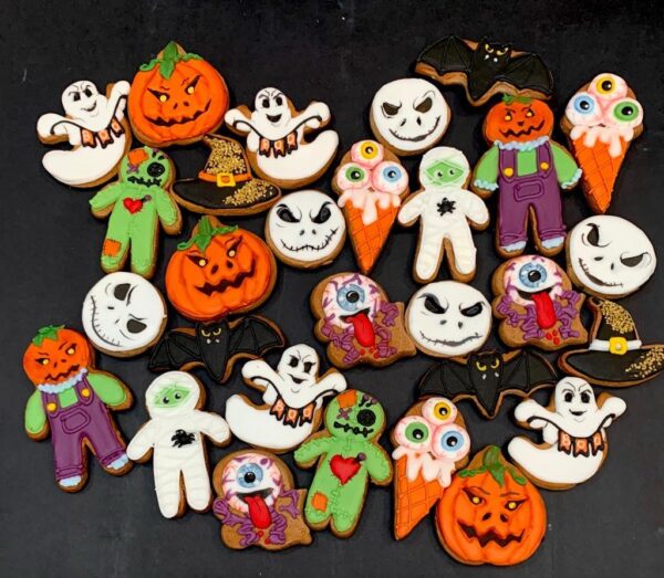 Zestaw 10 halloweenowych pierniczków.