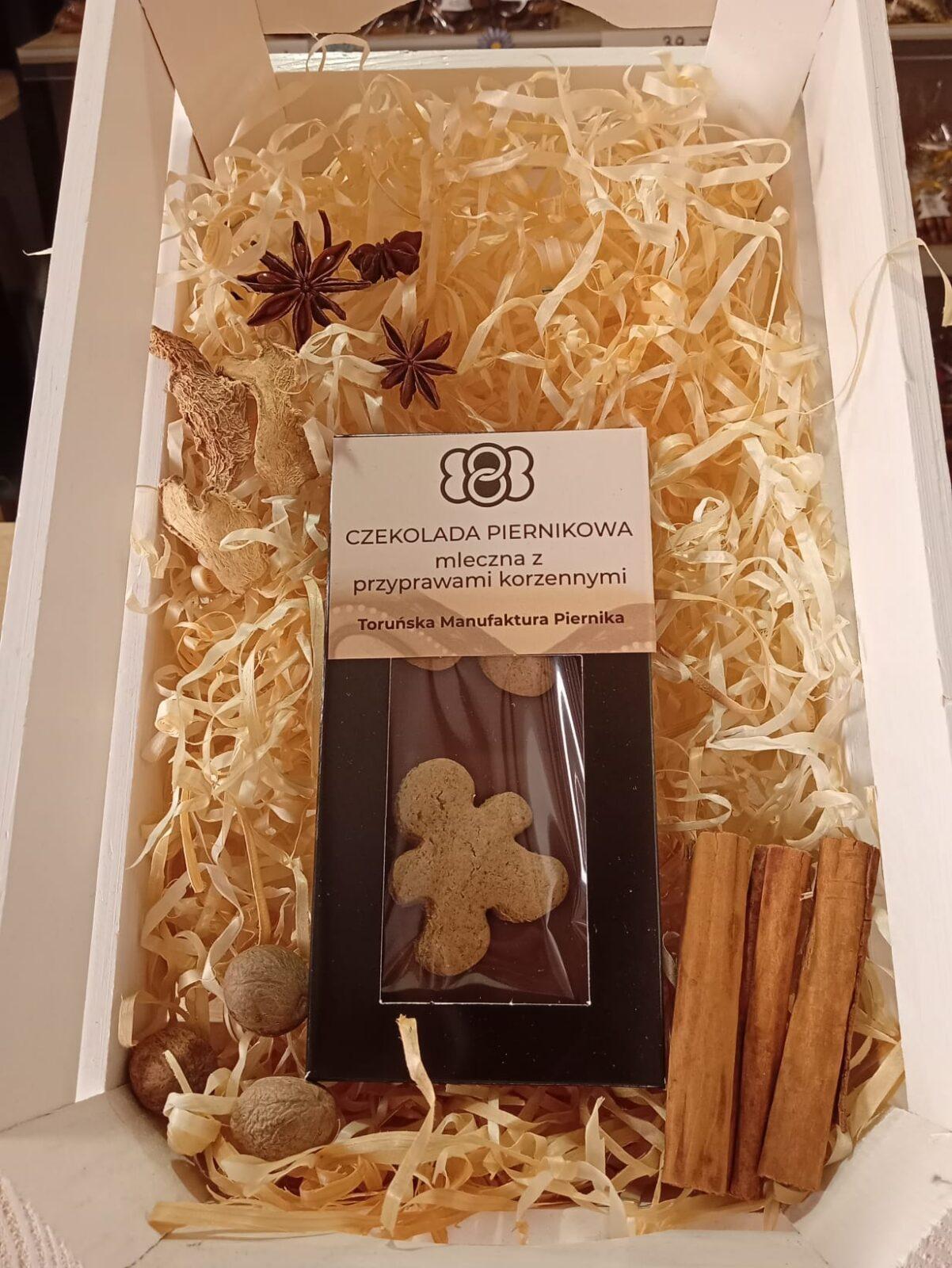 Mała czekolada piernikowa, mleczna z przyprawami korzennymi.