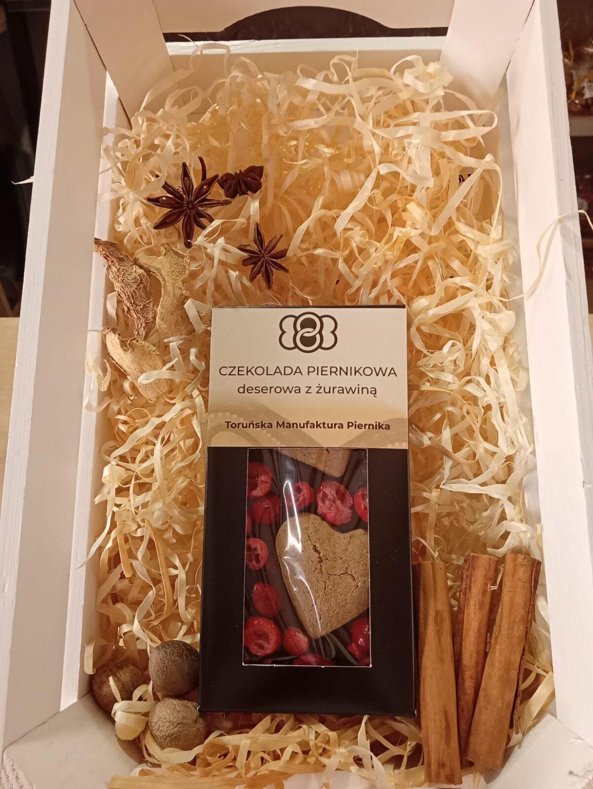 Mała czekolada piernikowa, deserowa z przyprawami korzennymi i żurawiną.